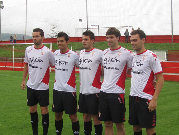 Iñigo Rodríguez, segundo por la derecha, en su presentación con el Sporting B.