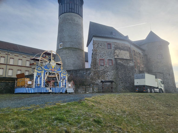 Vor dem Schloß Voigtsberg