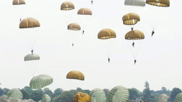 Parachutage de la Fière à Saint Mère Eglise - Cliquez sur la photo