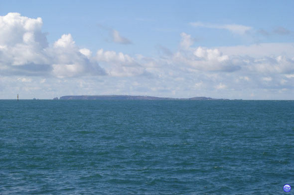 Île d'Aurigny avec la Pointe Quesnard à droite (© lebateaublog 2013)