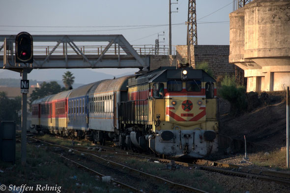 Sonderzug "Wüstenexpress" / Special train "Oriental Desert Express" Oujda-Bouarfa bei der Ausfahrt in Oujda (19.9. 2013)