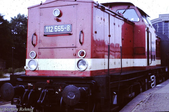 112 555-8 in Gera Hbf, mit P 4061 Gera (ab 16.18) - Greiz (an 17.19) (1985)