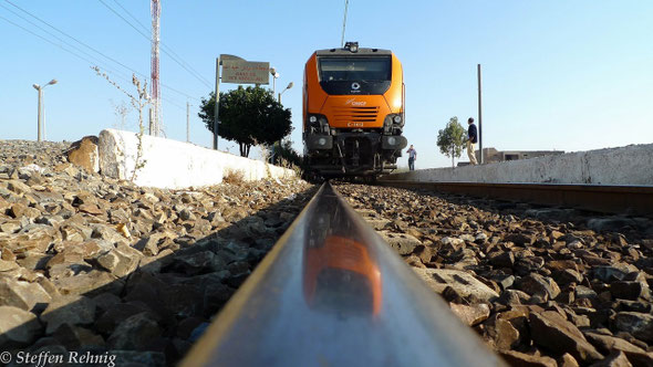 E 1412 (Alstom PRIMA 2) mit Train 601 Casablanca - Marrakech im Bahnhof SIDI ABDELLAH (20.9. 2013)