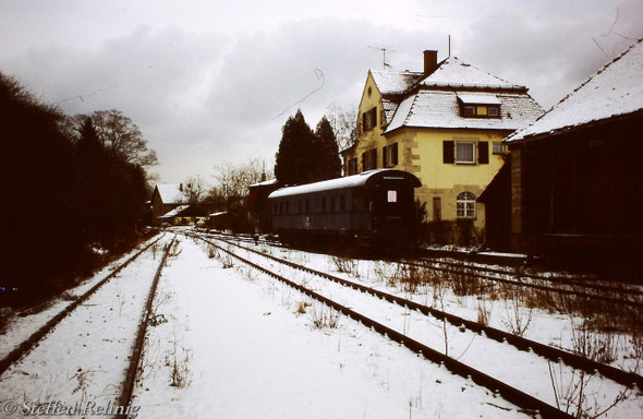 Bahnhof Ebrach noch mit Gleisen, auf dem Ladegleis steht der vor kurzem mit der Übergabe aus Bamberg überführte ehemalige DB Zugleiterwagen 60 80 99 11 090-0 (72 303-1 BFO Nür) der zukünftig von der Bahnhofsgaststätte als Speisewagen genutzt werden soll 