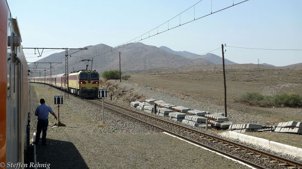 Kreuzung mit dem Zug 606/123 Marrakech - Fes in KOUDIA EL BEIDA, Zuglok ist E 1261 (20.9. 2013)