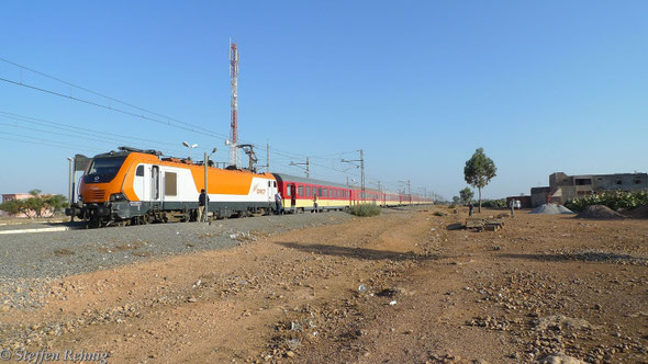  E 1412 mit Train 601 Casablanca - Marrakech im Bahnhof SIDI ABDELLAH (20.9. 2013)
