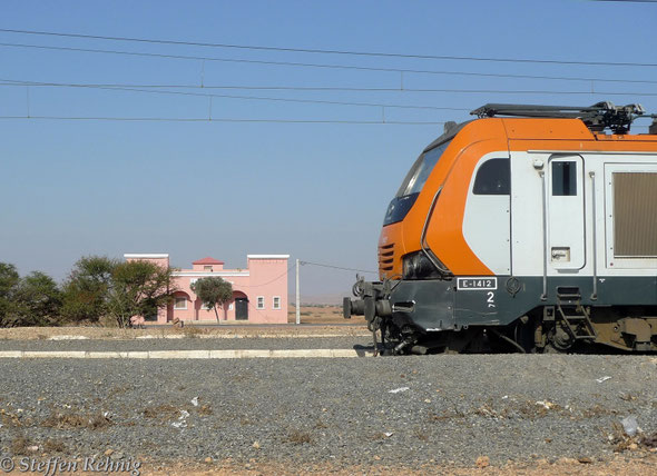E 1412 mit Train 601 Casablanca - Marrakech im Bahnhof SIDI ABDELLAH (20.9. 2013)