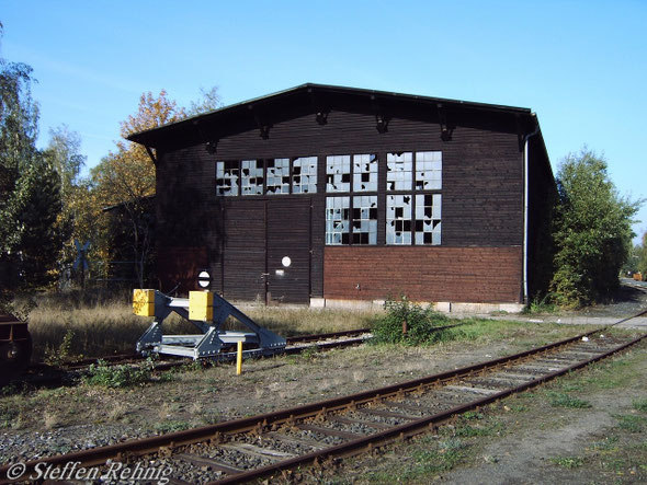 .... der "Neue Prellbock" auf Gleis 28 und die ehemalige "Holzhalle" auf Gleis 27, im Vordergrund Gleis 29 (13. Oktober 2004)
