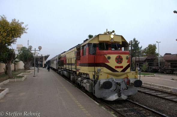 Der Wüstenexpress am frühen Morgen vor der Abfahrt im Bahnhof OUJDA