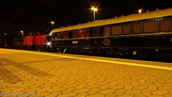 Eine Bahnhofsrangierlok der BR 214 zieht den VSOE in die Abstellanlage zum Wasserfüllen