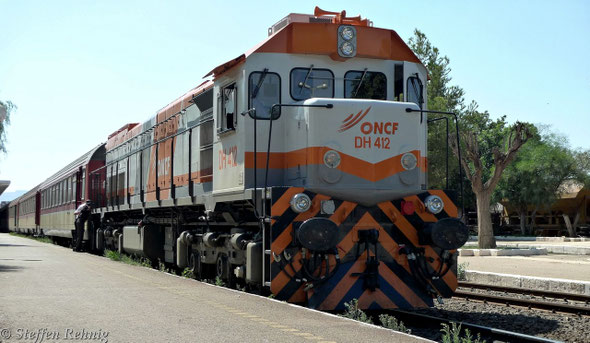 DH 412 am Train 206 Oujda – Casablanca voyageurs im Bahnhof OUJDA (19.9. 2013)