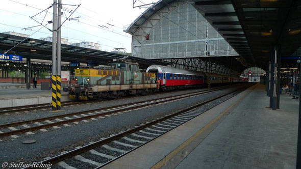 RZD-Schlafwagen CHEB - MOSKVA beim Wegsetzen auf den Stammzug R 409 "VLTAVA" in Praha hl.n. (20.Mai 2010)