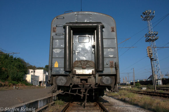 RZD Weitstreckenwagen mit Normalspurkupplung in Burgas (8. September 2012)