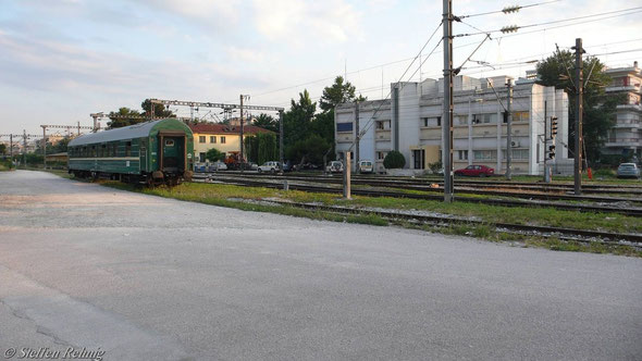 Der Schlafwagen "Thessaloniki-Moskva", Abfahrt nur Sonntag, wartet am frühen Morgen in Thessaloniki auf seinen Trägerzug 604 Athina - Alexandrupoli,  (10. Juni 2007) ....