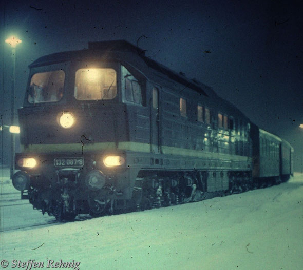 132 087-8 vom Bw Erfurt mit dem Abend-Personenzug P 6028 Gera - Jena West (-Erfurt) im Bahnhof Göschwitz/Saale (1984)