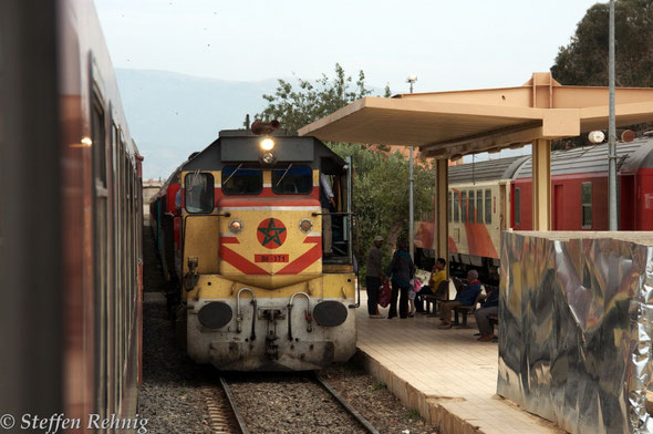 DH 371 mit Train 206/140 Oujda - Casablanca in TAOURIRT (14.4. 2014)