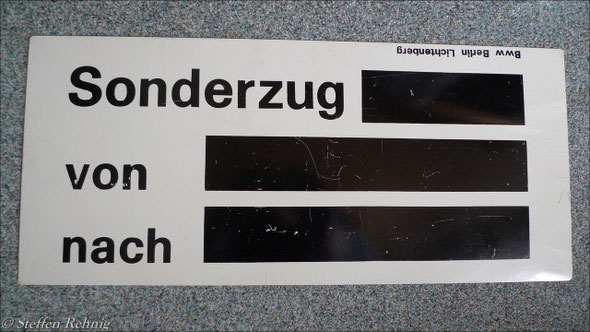 DR - Sonderzugschild, mit Kreide wurde Zugnummer und Zuglauf eingetragen (1987)