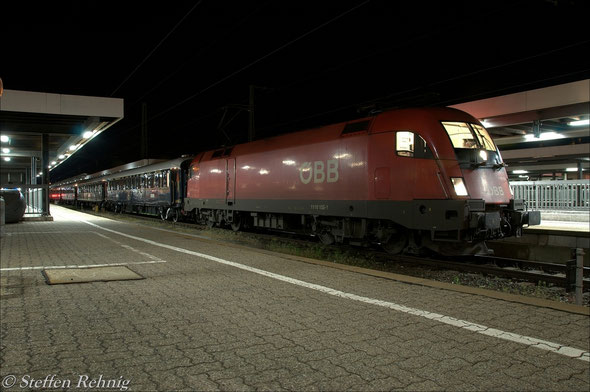 Einfahrt des DZ 13460 "VSOE" auf Gleis 8 in Wüzburg Hbf