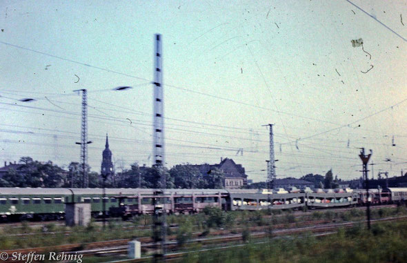 Zugende des Autoreisezuges D 1473 "METROPOL" Dresden Neustadt (19.22) - Dresden Hbf (19.29-19.35) - Praha Libeň (0.14-0.35) - Bratislava (6.27-6.42) - Štúrovo (8.25-9.10) - Budapest Keleti pu. (10.33) in Dresden Neustadt (1984)