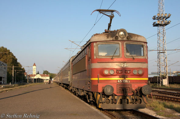 BDZ 45 196.3 als Zuglok am vereinigten G 1471 "NESEBAR"/S 060X "BULGARIA EXPRESS" abfahrbereit im Bahnhof Burgas