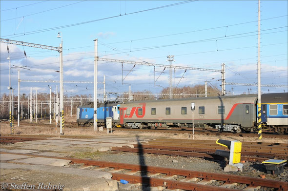 RZD WLABmee 622071-90278-8 als Kurswagen Cheb - Moskva am R 607 "Ohře" bei der Ausfahrt in Cheb (25.2. 2012)