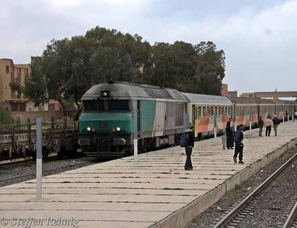DF 118 mit Train 503 Beni Nsar Port (12.10) - Taourirt (14.12) in TAOURIRT (14.4. 2014)