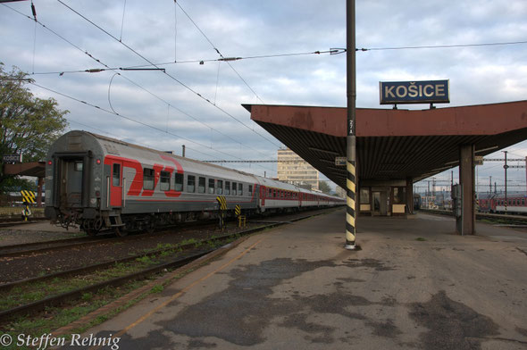 Schlafwagen Moskva - Bratislava am Zug R 604 "Dargov" (Košice 8.08, Žilina 11.15 - 11.19, Bratislava hl.st. 14.05) in Košice (18.10. 2014)