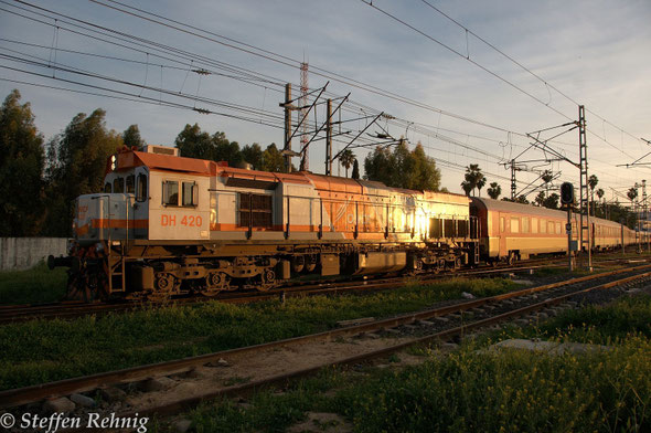 DH 420 beim Wegsetzen des Train 608/127 Marrakech - Fes in FES (13.4. 2014)