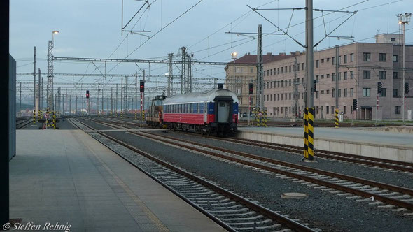 RZD-Schlafwagen CHEB - MOSKVA beim Wegsetzen auf den Stammzug R 409 "VLTAVA" in Praha hl.n. (20.Mai 2010)