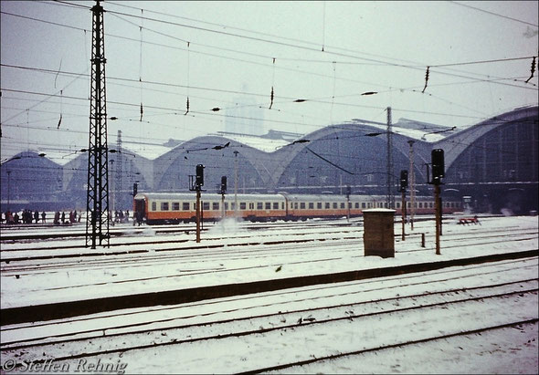 Städte Express Ex 161 "LIPSIA" nach seiner morgendlichen Ankunft in Leipzig Hbf, am Zugende befindet sich ein Halberstädter Bmhe - Mitteleinstiegsverstärkungswagen (1981)