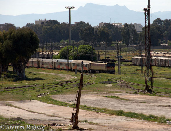 Einfahrt des Train 602/117 Marrakech - Fes in FES (13.4. 2014)