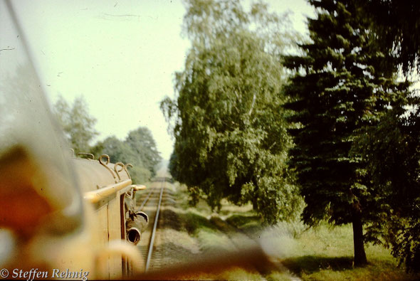 106 037-5 mit dem damals einzigen planmäßigen Güterzug  von Oranienburg nach Basdorf zwischen Abzweig Fichtengrund und der Havelbrücke (Kuhbrücke) in Richtung Wensickendorf (1987)