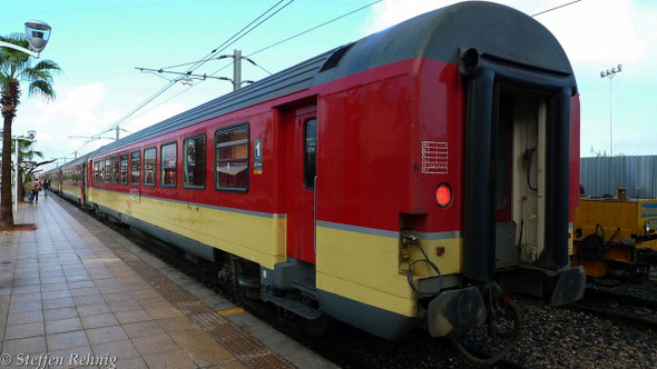 ONCF XRA10 61 93 10 72 553-3, ex. SNCF A10tu am Train 606/123 Marrakech - Meknes in MARRAKECH (18.September 2013)