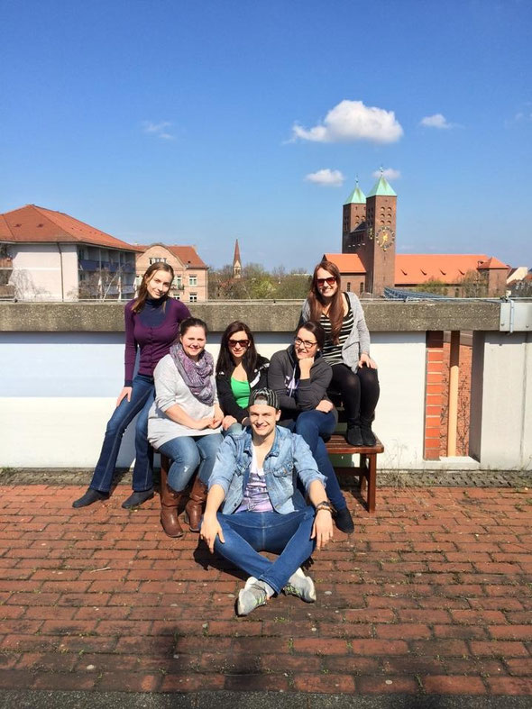 Das Filmteam über den Dächern von Nürnberg