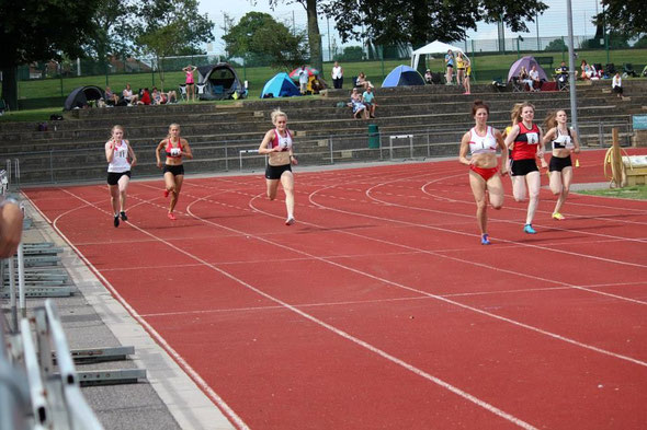 Kate Davies and Dayna Willoughby in the 200m