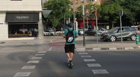 Patinete eléctrico se salta semáforo en rojo en la Ciudad de València.