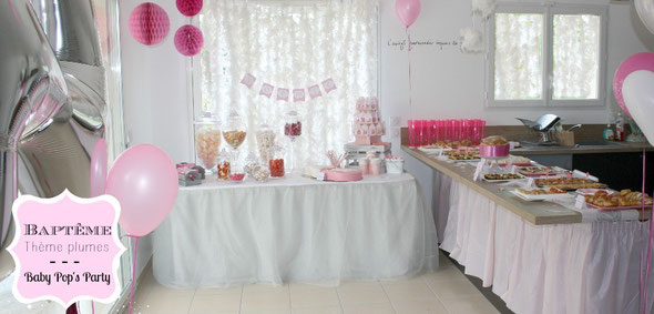 baptême thème idée décoration rose blanc gris plumes feather girly baby pops party biberon baby