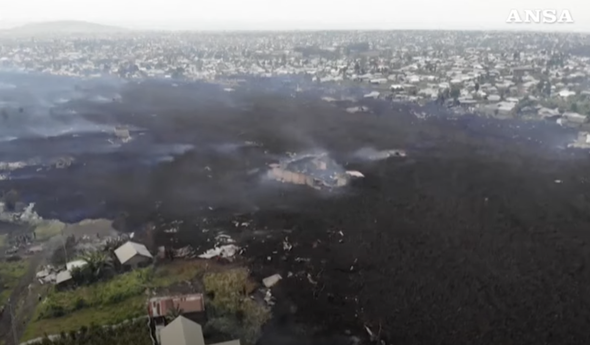 il fiume di lava che sta dividendo in due la città di Goma