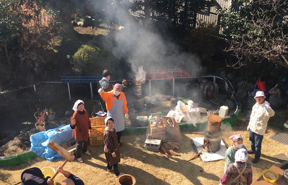 広いお庭で毎年恒例の餅つき大会(*^^*)