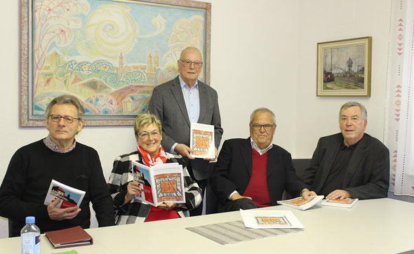 Stolz präsentieren Edgart Tritschler, Helga Echle, werner Echle, Gunter Rath und Hans-Georg Enzenroß (von links) das neue Jahresheft des GEschichts- und Heimatvereins Villingen. Jubiläumsausgabe zum 50-jährigen Bestehen des Vereins. Bild Svenja Graf