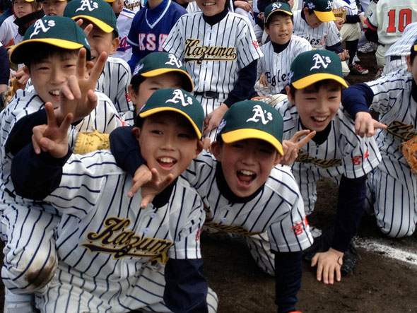 Una squadra di ragazzi presso Ishinomaki Stadium, Giappone (Foto Susan Slusser - The Chronicle)