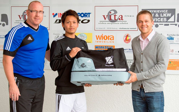 FSV- Marketingleiter Dirk Debelius, FSV- Spieler Takafumi Yazawa und Lars Happel vom Vita Fitness