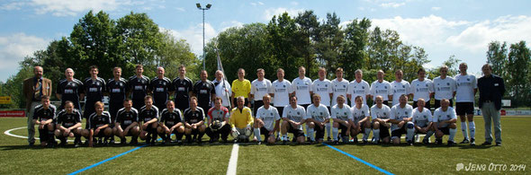 Die Mannschaft der FSV- Altherrenabteilung (rechts) treffen auf die Auswahl der FSV- Allstars