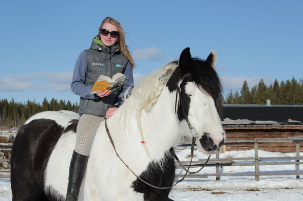 Annika reading and riding :-) Foto: Fiia