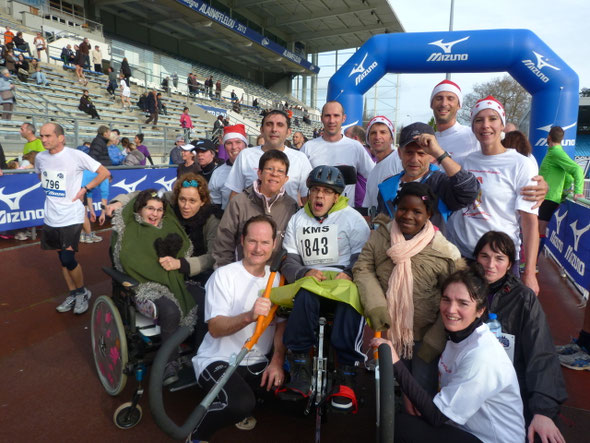FABRICE, NOS AMIS COUREURS ET TOUTE L'EQUIPE DE L'AUTRUCHE SUR UN FIL DE SOI... VOUS SOUHAITENT UN BON REVEILLON !