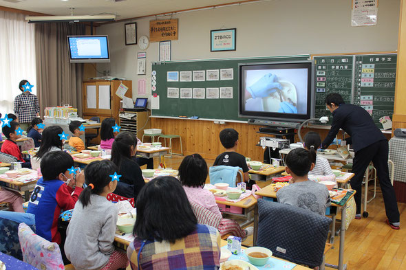 岐阜県内の小学校３年生を対象に「魚の食べ方教室」を行っています。