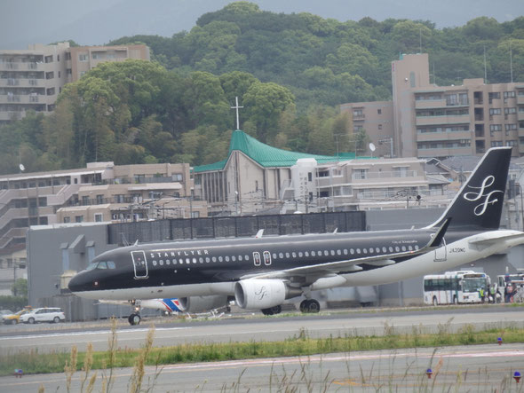 平成28年5月8日の福岡市の福岡空港です。インコをお迎えに行ってきました。