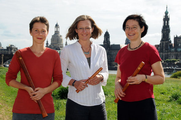 Das dresdner blockflöten consort, bestehend aus Luise Ludewig, Katja Johanning und Gabriele Schubert vor der Altstadtkulisse von Dresden