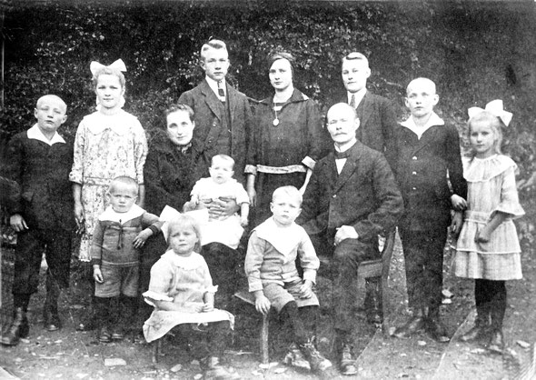 Die Eheleute August und Theresia Ewers mit ihren elf Kindern 1926