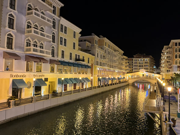 la Venezia di Doha vista di notte